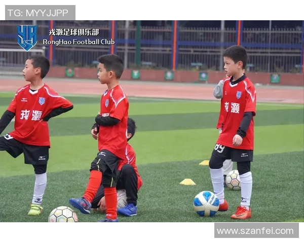 美女沉醉于足球明星的精彩踢球瞬间，感受运动魅力与青春激情交织的美好时光