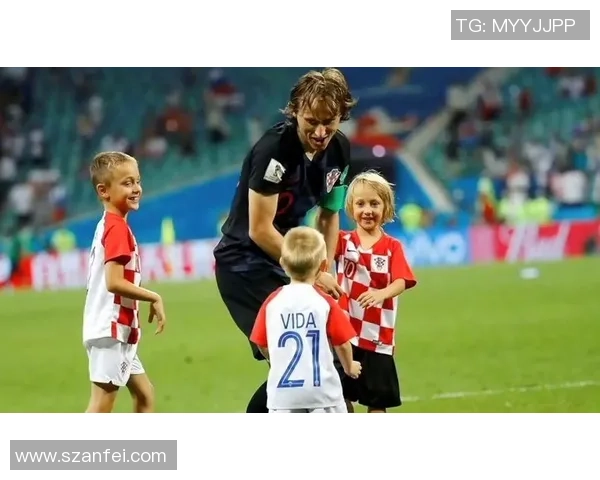 足球明星与孩子们的温馨时刻视频分享,感受亲子互动的快乐与激情